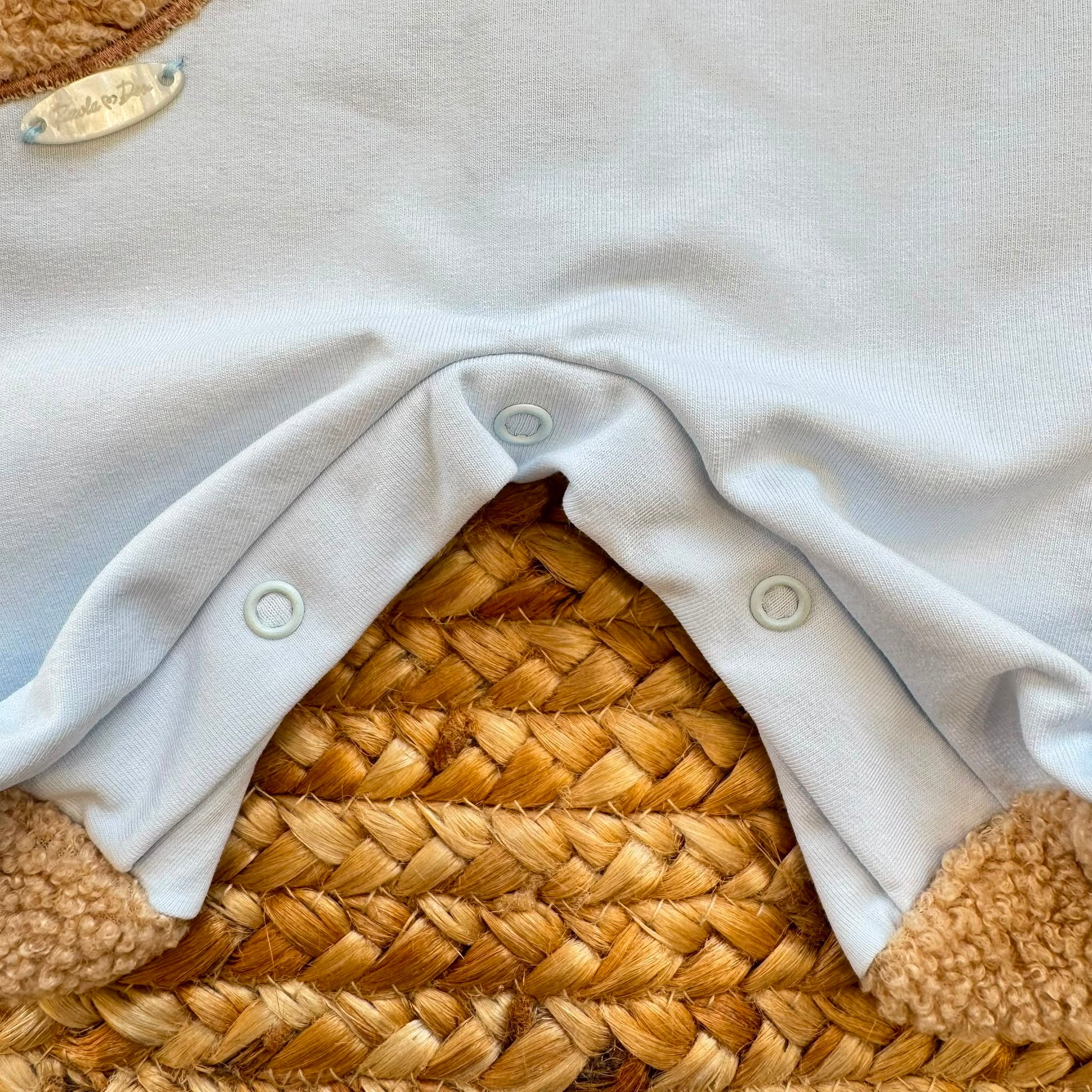 Tutina neonato azzurra in caldo cotone con grande orsetto teddy applicato sul davanti.