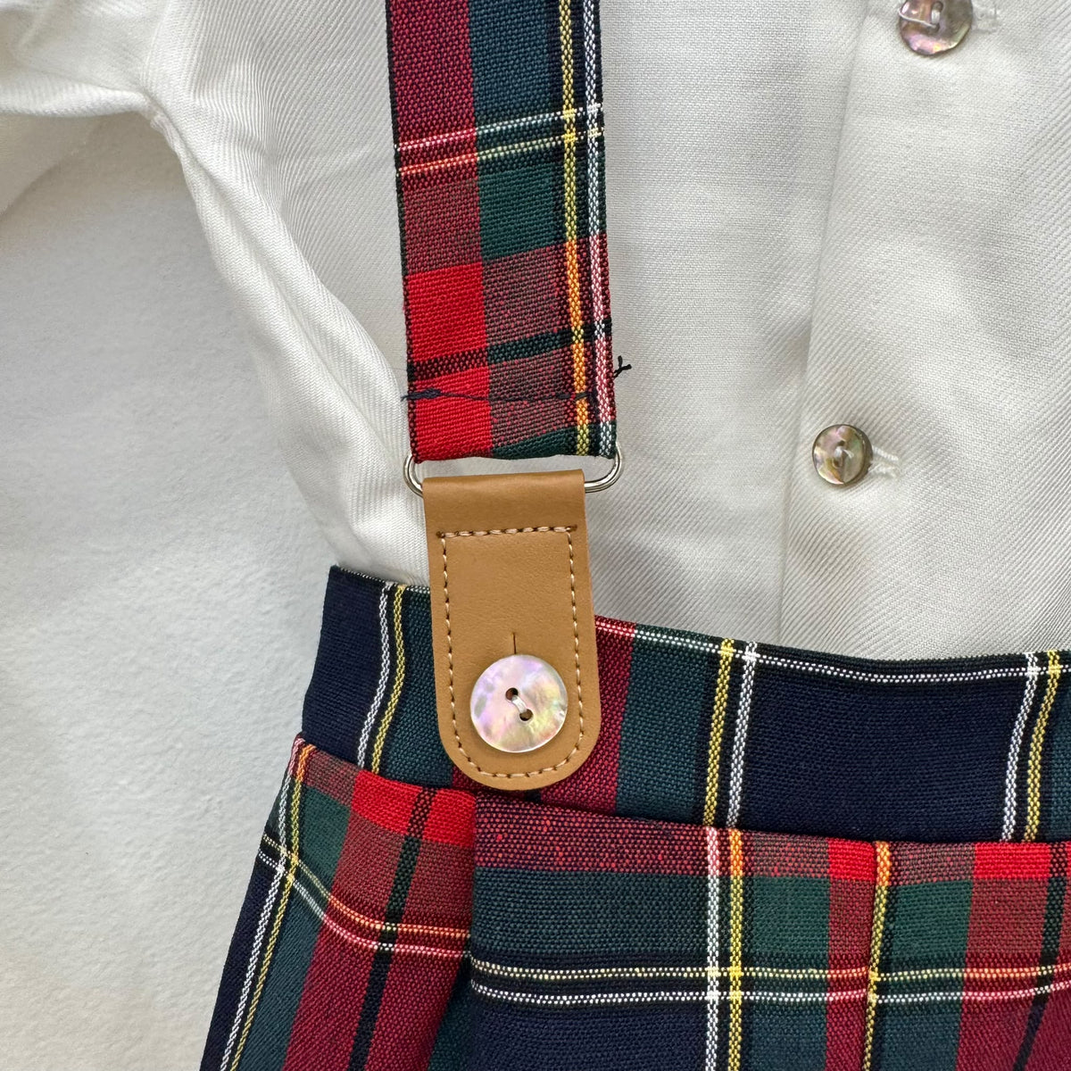 Completo salopette natalizio bimbo Calamaro Baby con camicia bianca e pantaloncini tartan rossi, verdi e blu con bretelle