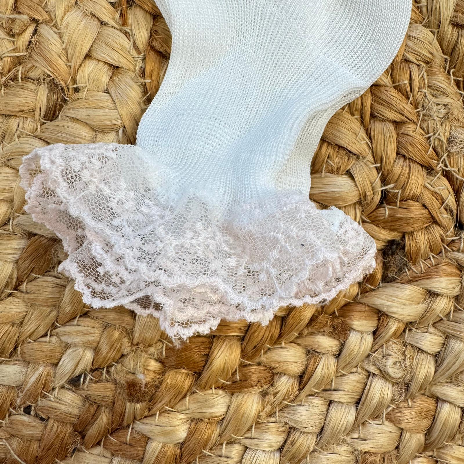 dettaglio calzini battesimo bimba pizzo