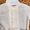 Dettaglio camicia battesimo bimbo con collo coreano e bottoni frontali