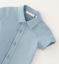 Dettaglio camicia bimbo azzurra con colletto classico e bottoni