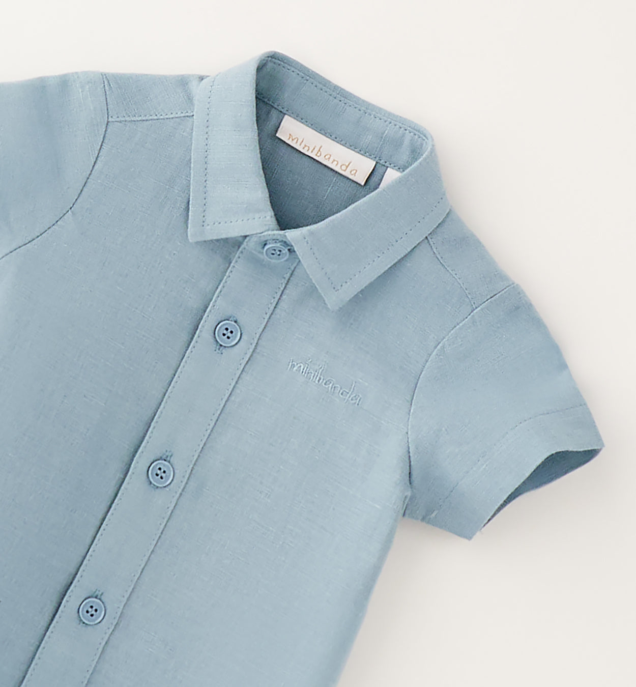 Dettaglio camicia bimbo azzurra con colletto classico e bottoni