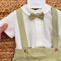 Dettaglio completo battesimo bimbo con camicia bianca e bretelle verde salvia