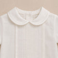 Completo battesimo bimbo azzurro e bianco con camicia a pieghe decorative e pantaloncino elegante.