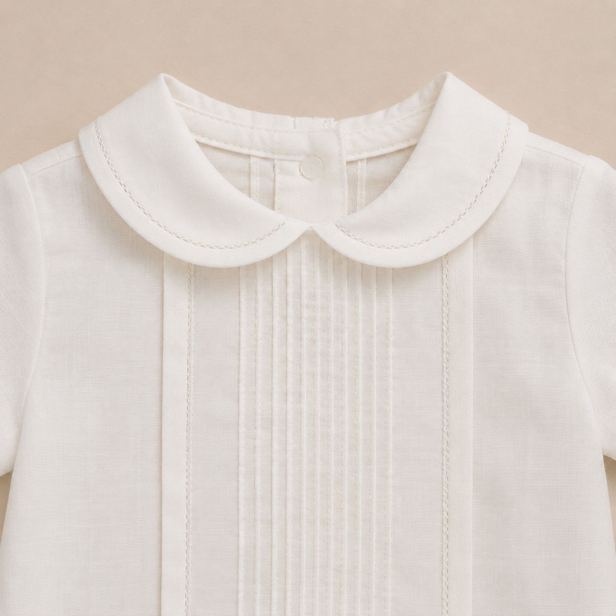 Completo battesimo bimbo azzurro e bianco con camicia a pieghe decorative e pantaloncino elegante.