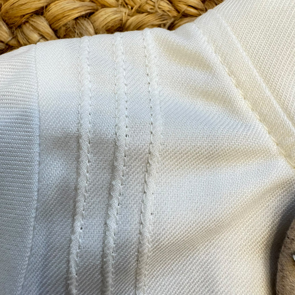 Dettaglio camicia bianca con nervature verticali del completo cerimonia bimbo