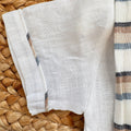 dettaglio camicia neonato in lino con colletto classico