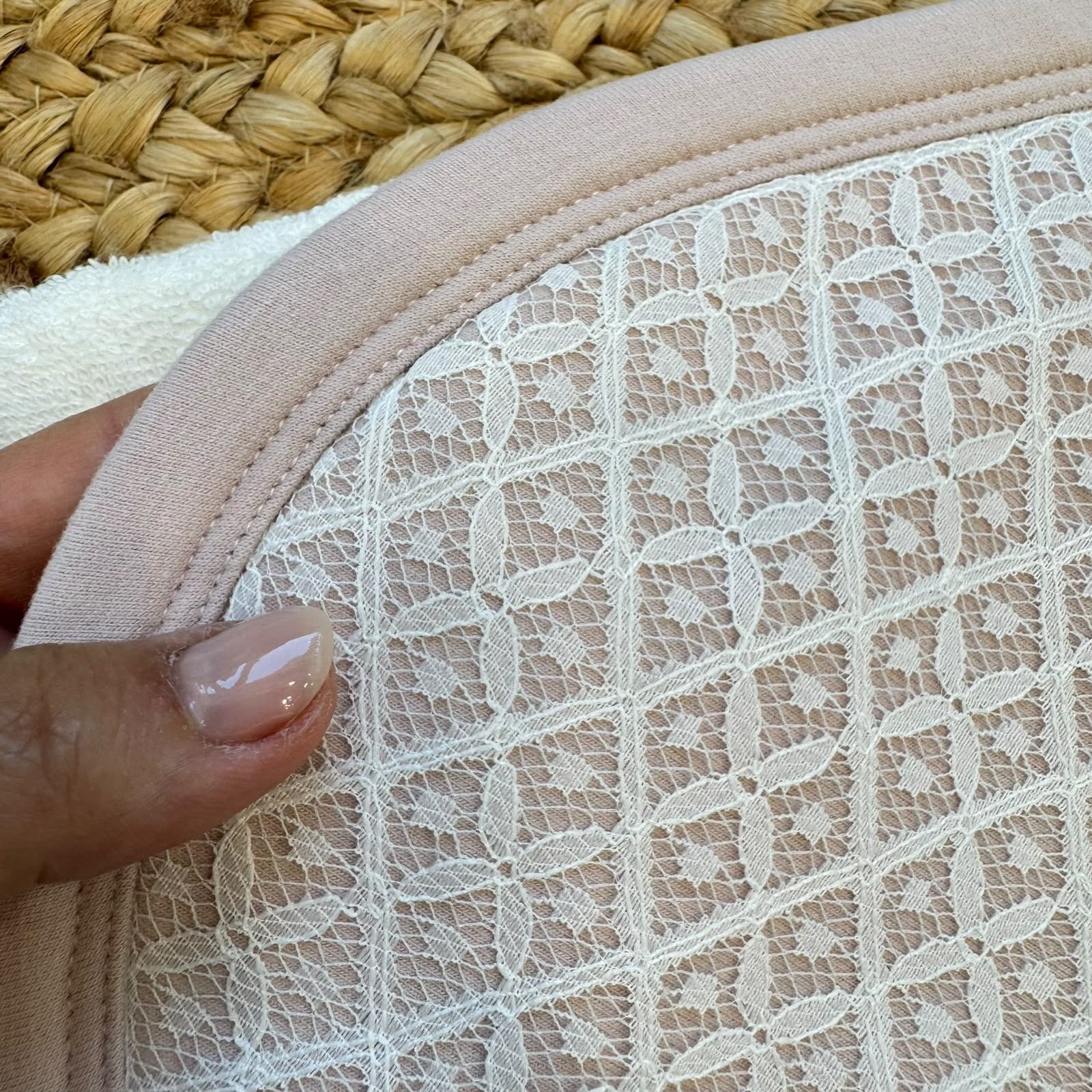 Accappatoio con cappuccio bambina in cotone e bambù panna con profili rosa e pizzo Made in Italy.