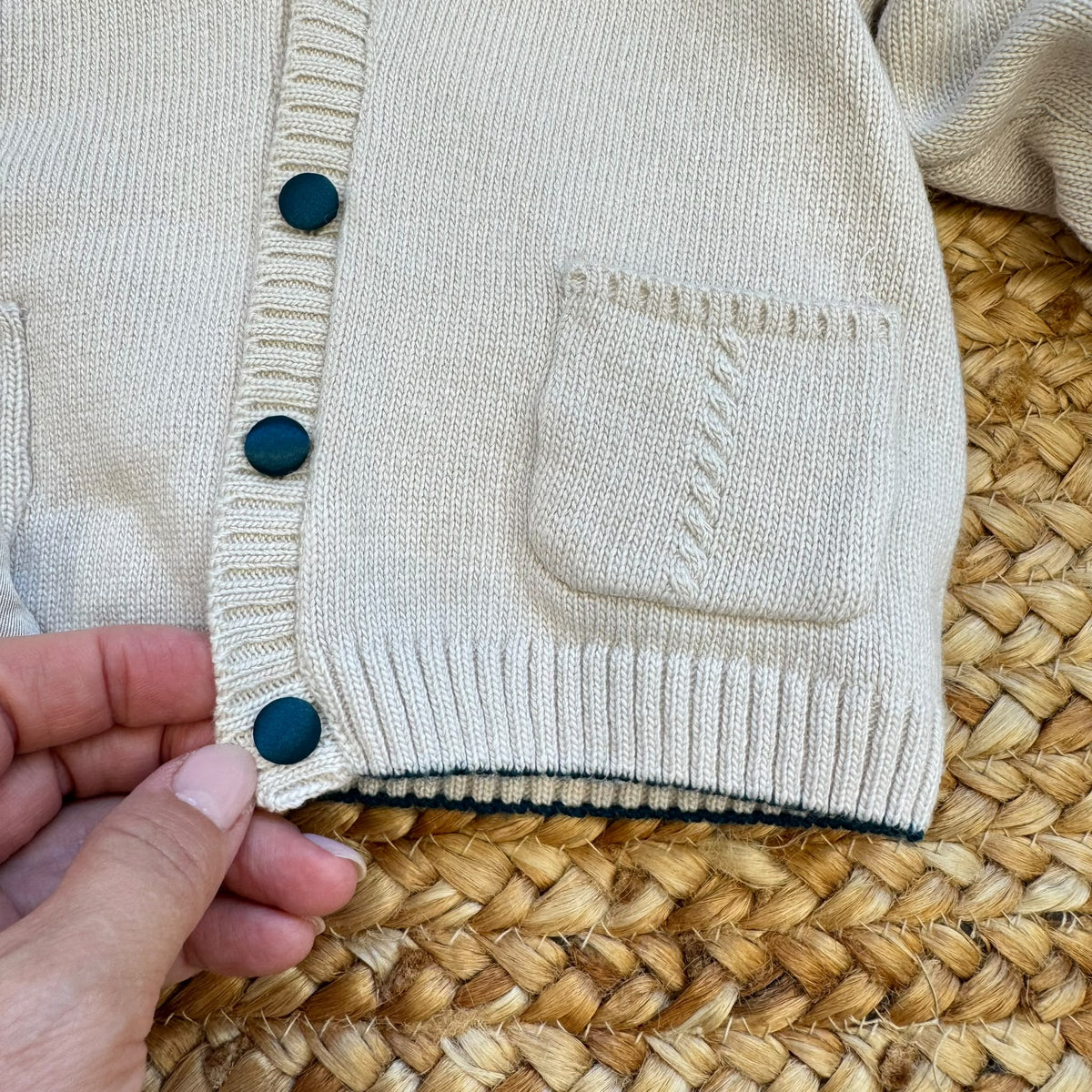 Completo battesimo bimbo beige e verde petrolio con cardigan, camicia, papillon, pantalone corto e bretelle.