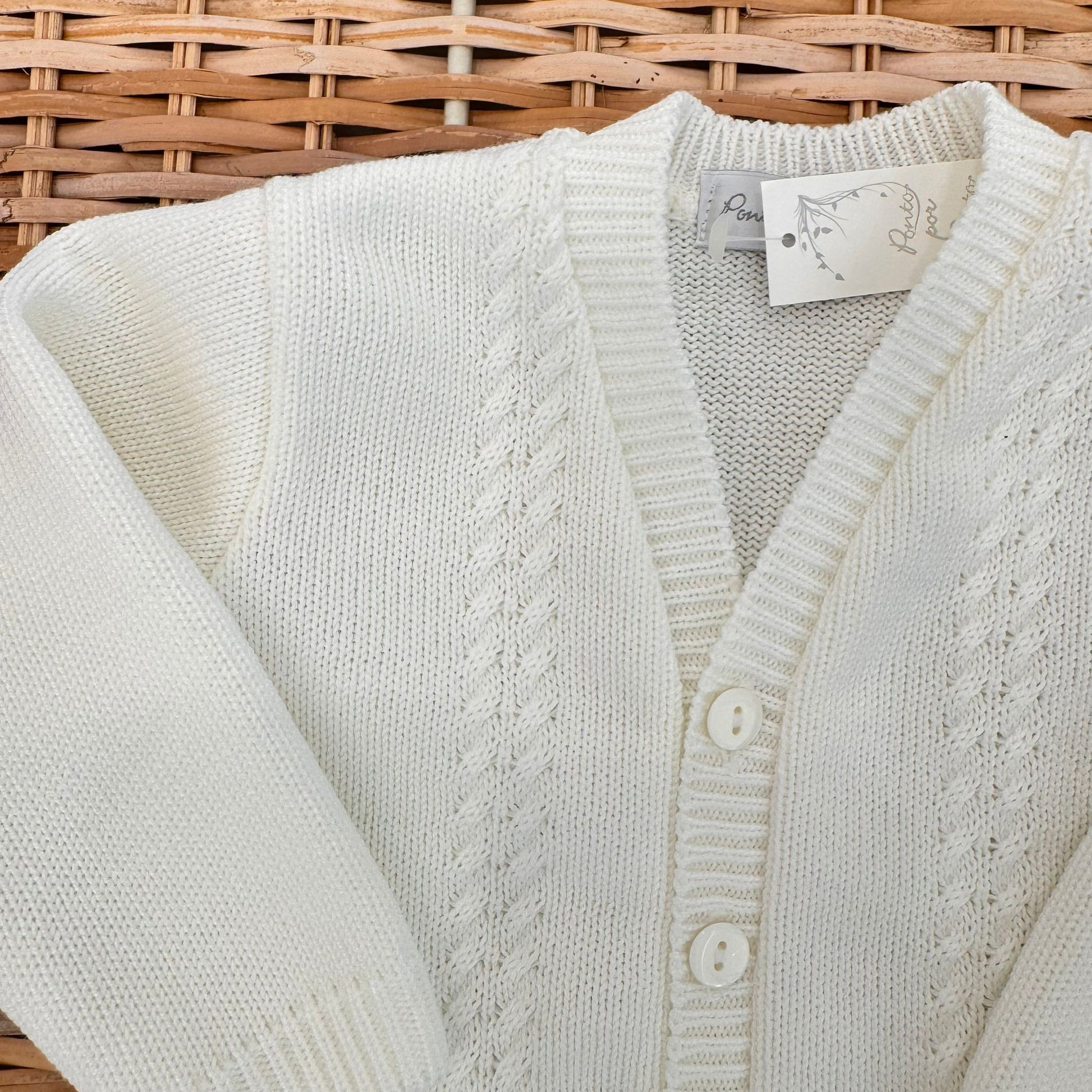 dettaglio cardigan bimbo panna con lavorazione intrecciata
