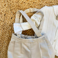 Completo battesimo bimbo con cardigan panna, camicia e bermuda beige con bretelle