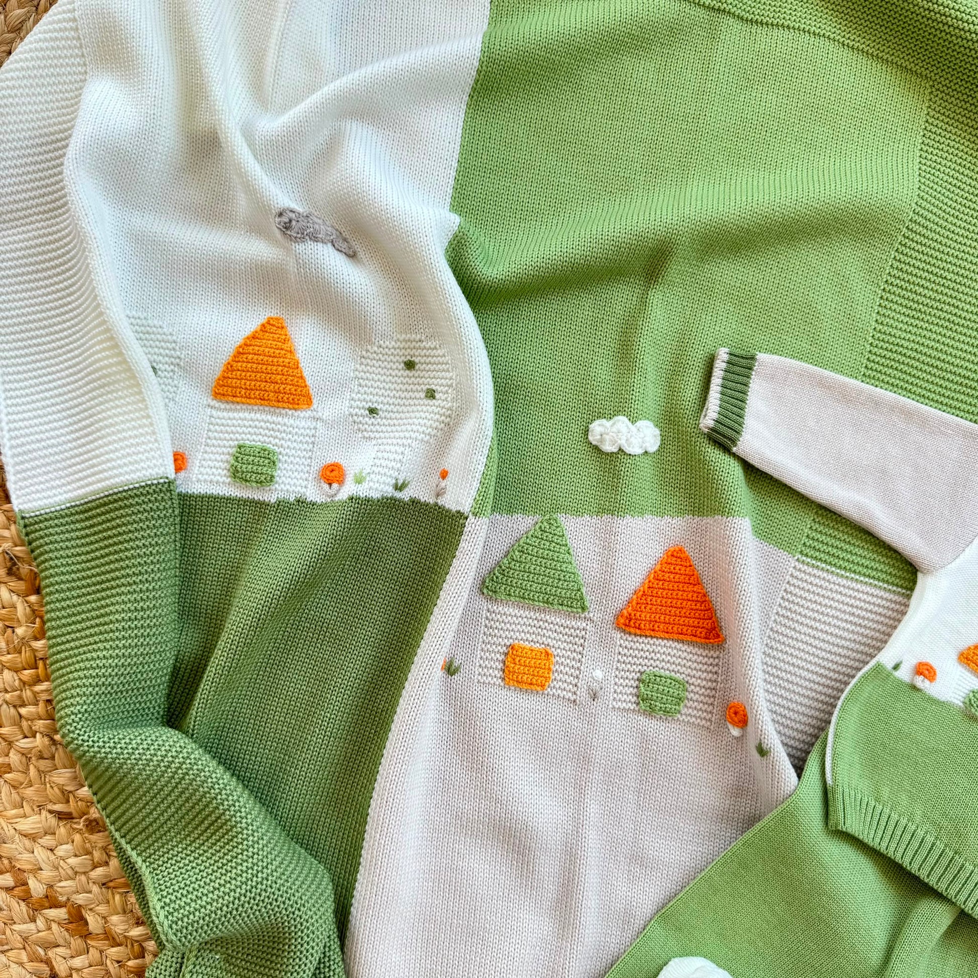 Uscita clinica neonato in pura lana latte pistacchio salvia e beige.