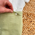 Dettaglio chiusura laterale pantaloncino battesimo bimbo verde