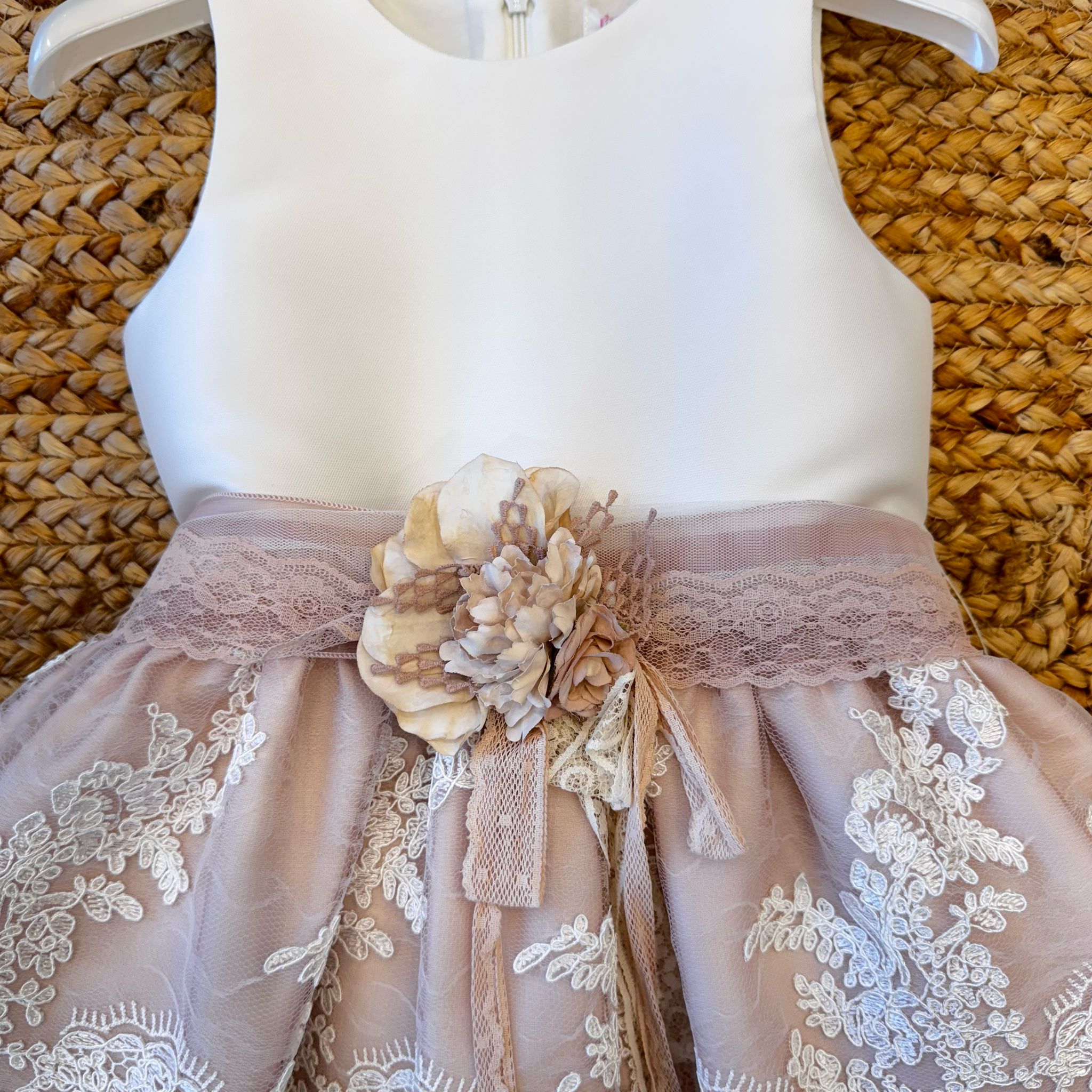 Abito damina in mikado con tulle ricamato e cintura rosa
