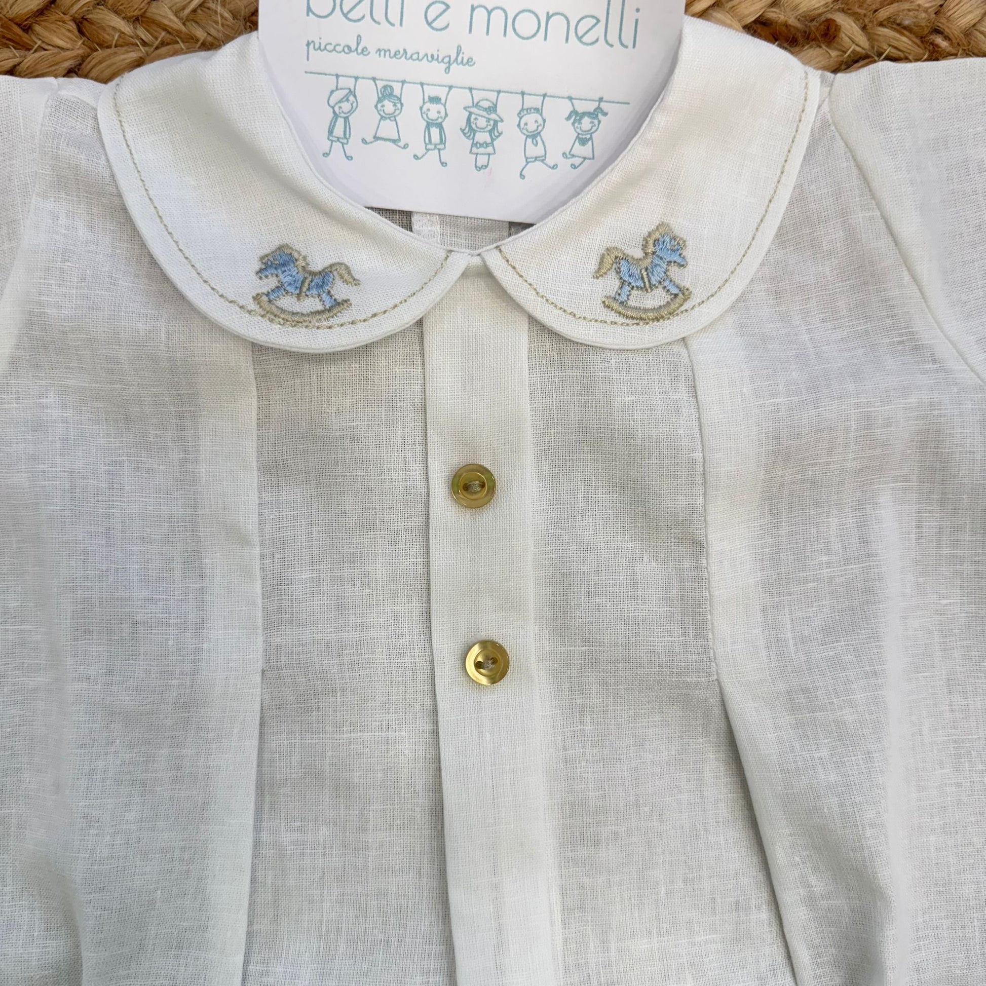 dettaglio colletto con cavallucci ricamati pagliaccetto neonato