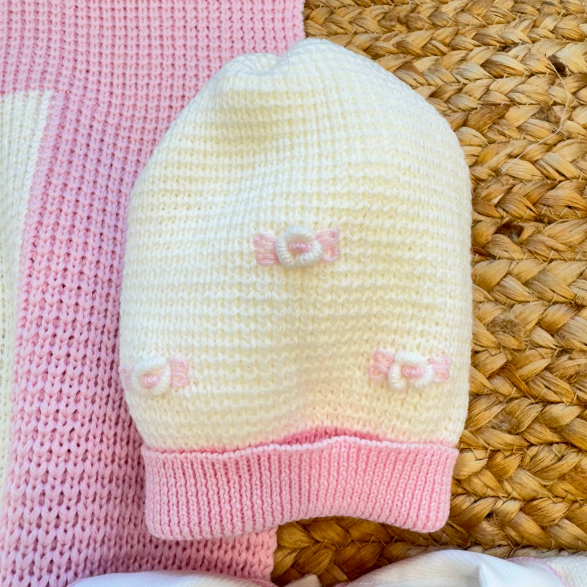 Uscita clinica neonata in pura lana con copertina latte e rosa confetto Made in Italy.