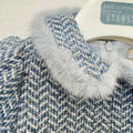Abito bimba azzurro bouclé con colletto morbido e maniche corte.