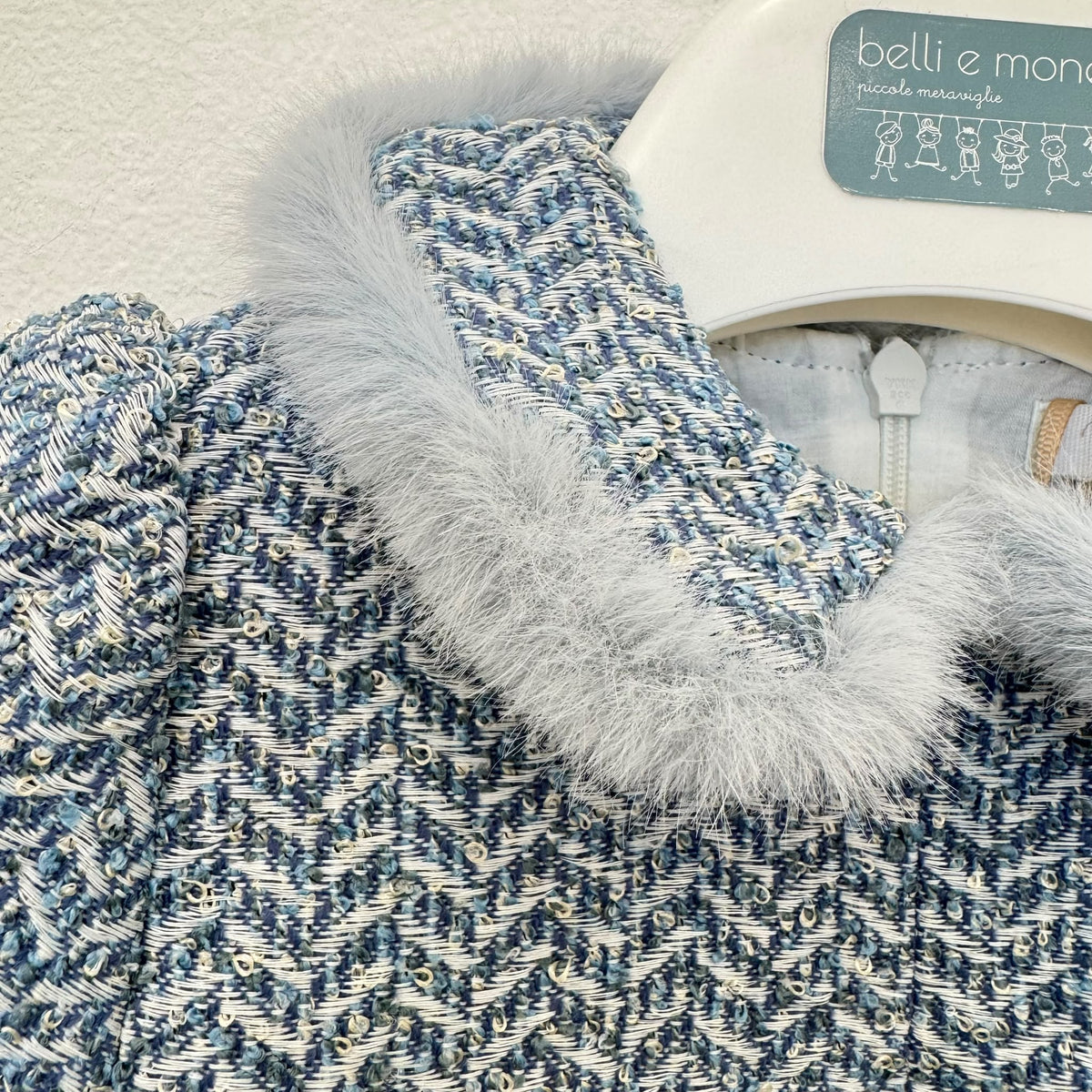 Abito bimba azzurro bouclé con colletto morbido e maniche corte.