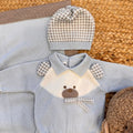 Dettaglio cappellino e completino invernale azzurro tortora per neonato


