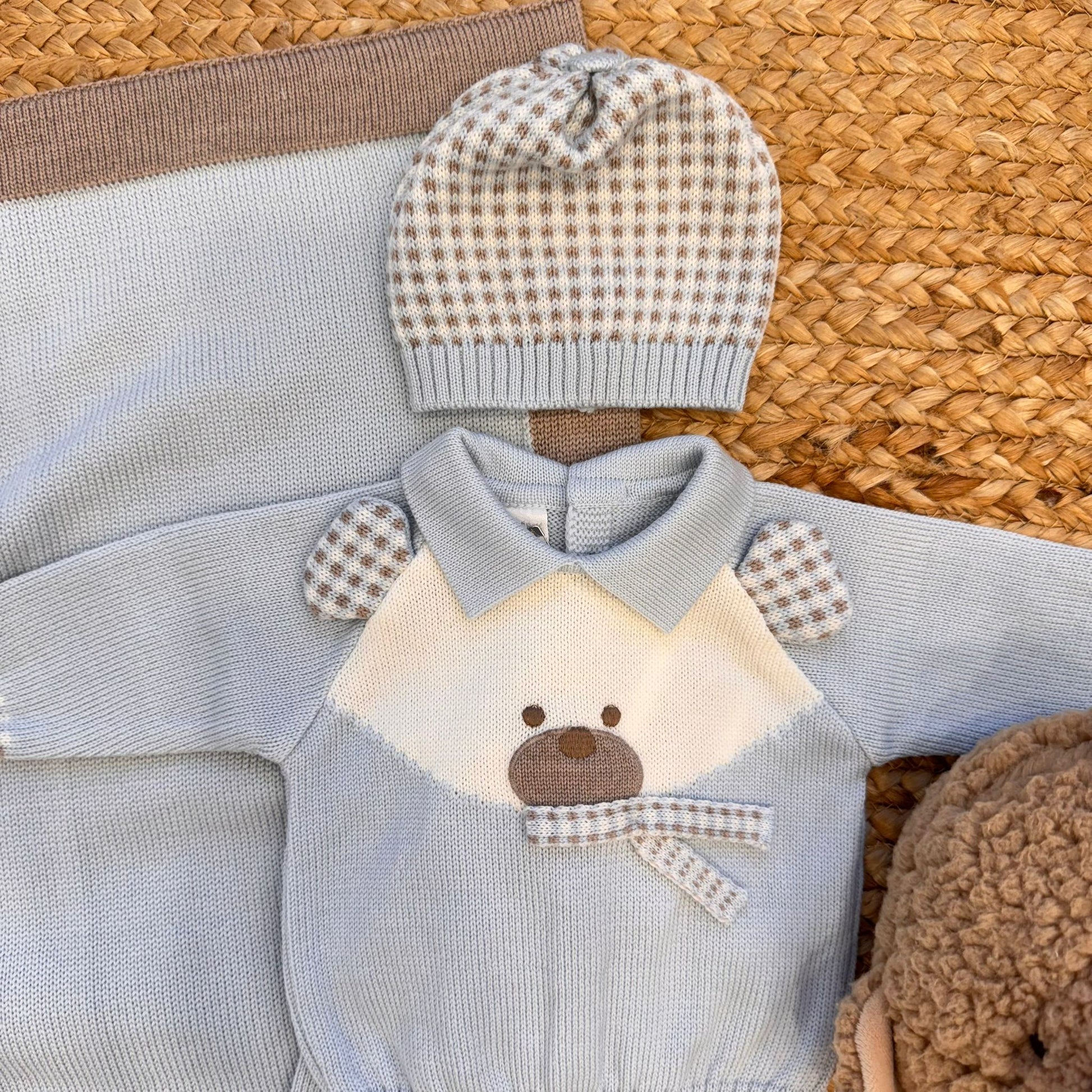 Dettaglio cappellino e completino invernale azzurro tortora per neonato

