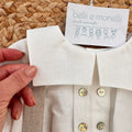 Dettaglio colletto ampio bianco completo elegante bimbo beige