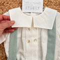Dettaglio colletto strutturato e bottoni decorativi camicia elegante da bimbo