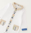 dettaglio colletto beige e bottoni blu tutina neonato