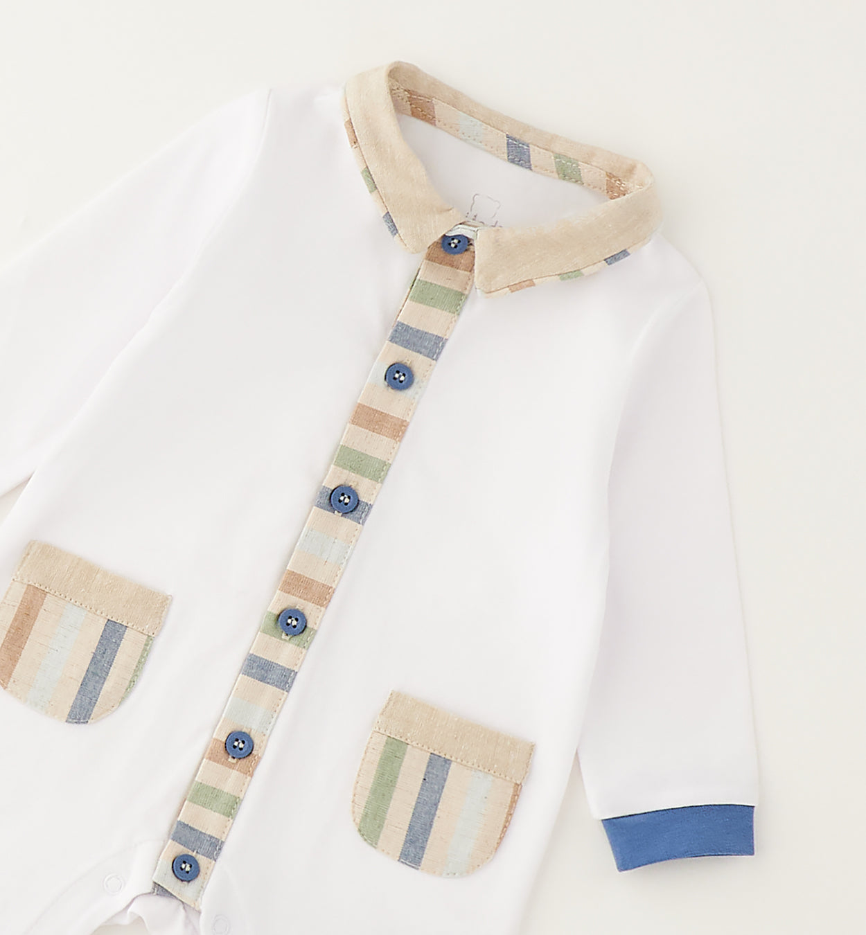 dettaglio colletto beige e bottoni blu tutina neonato