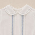 Completo battesimo bimbo bianco e celeste con colletto arrotondato e pantaloncino ricamato elegante.
