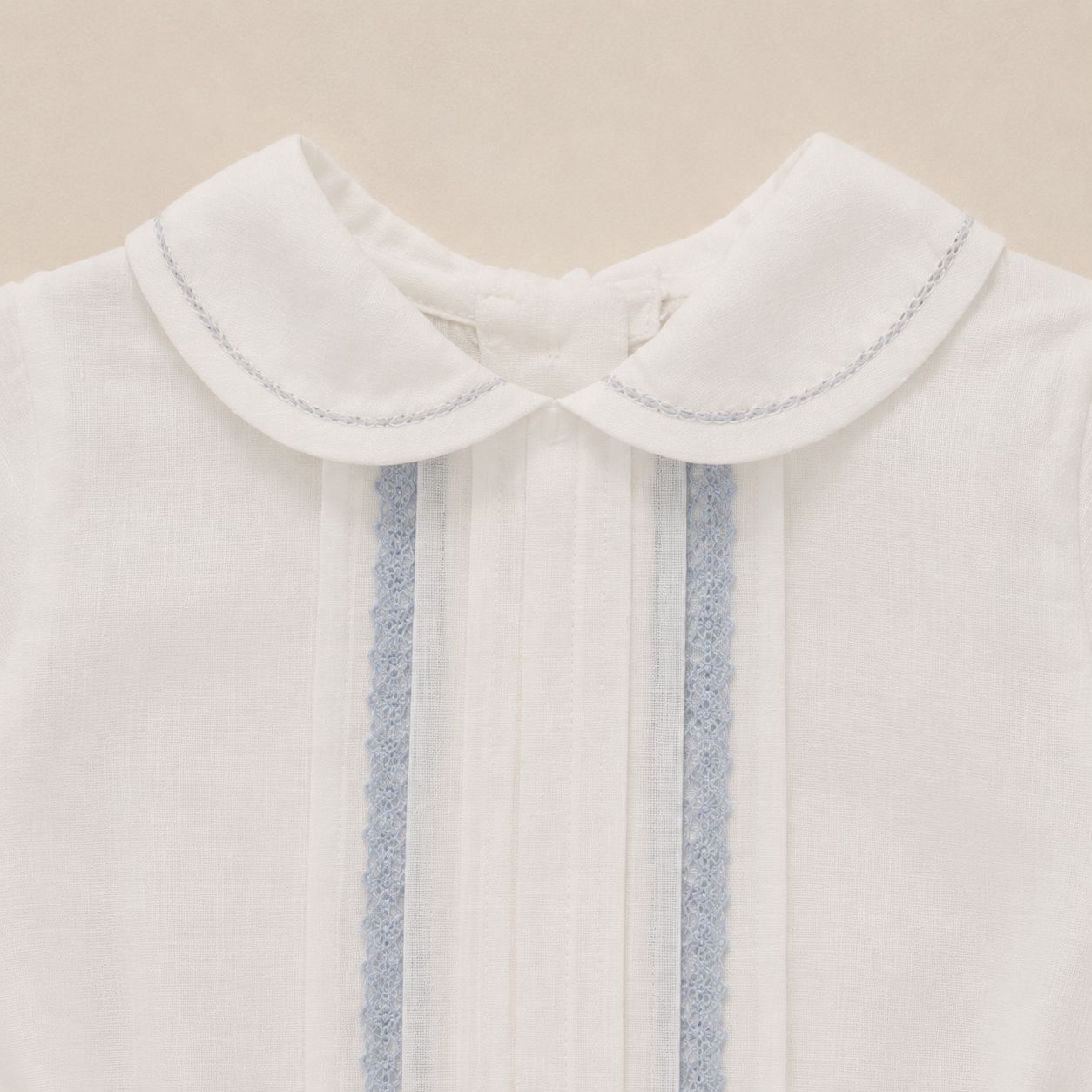 Completo battesimo bimbo bianco e celeste con colletto arrotondato e pantaloncino ricamato elegante.
