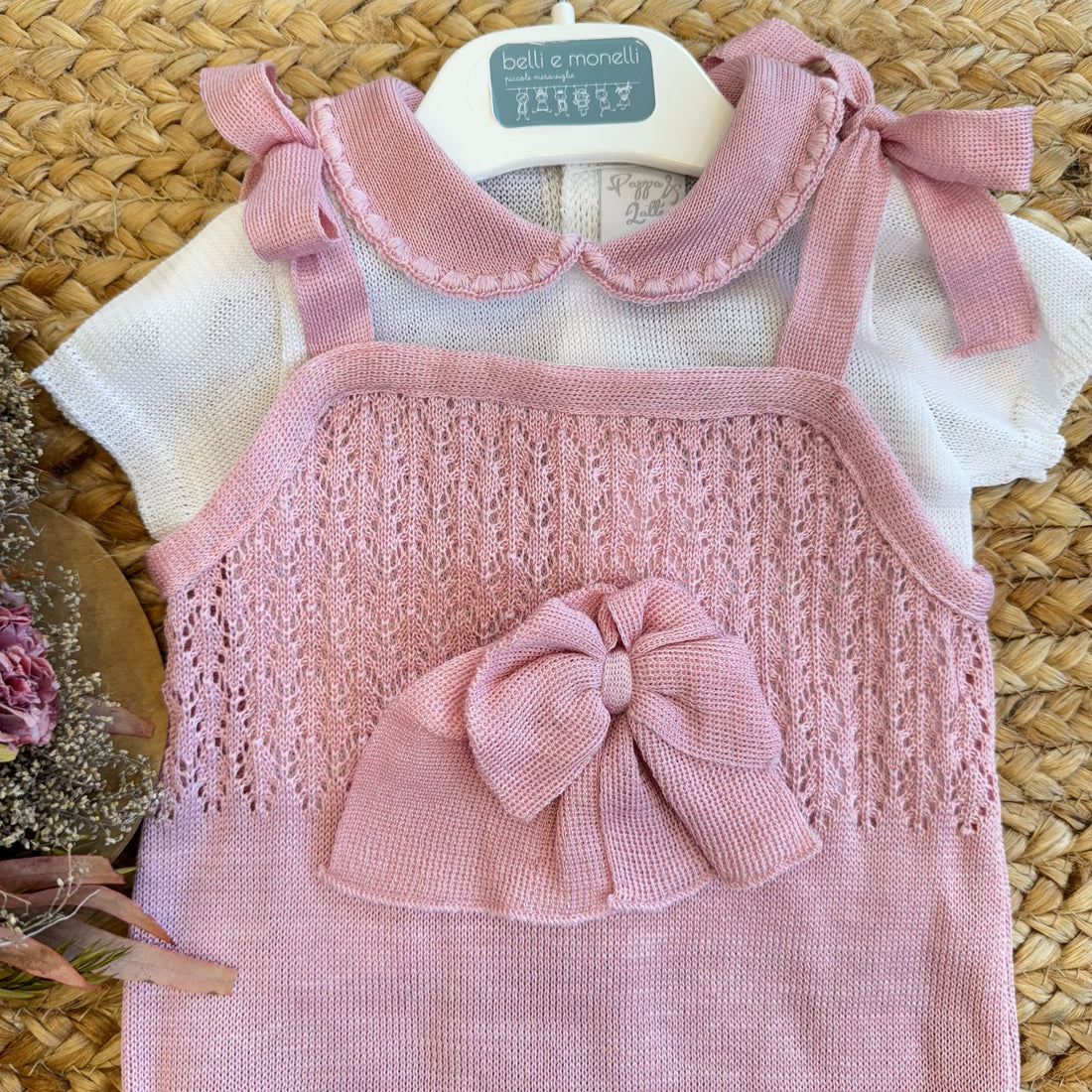 Coordinato nascita neonata rosa con fiocco, salopette in filo e camicina panna
