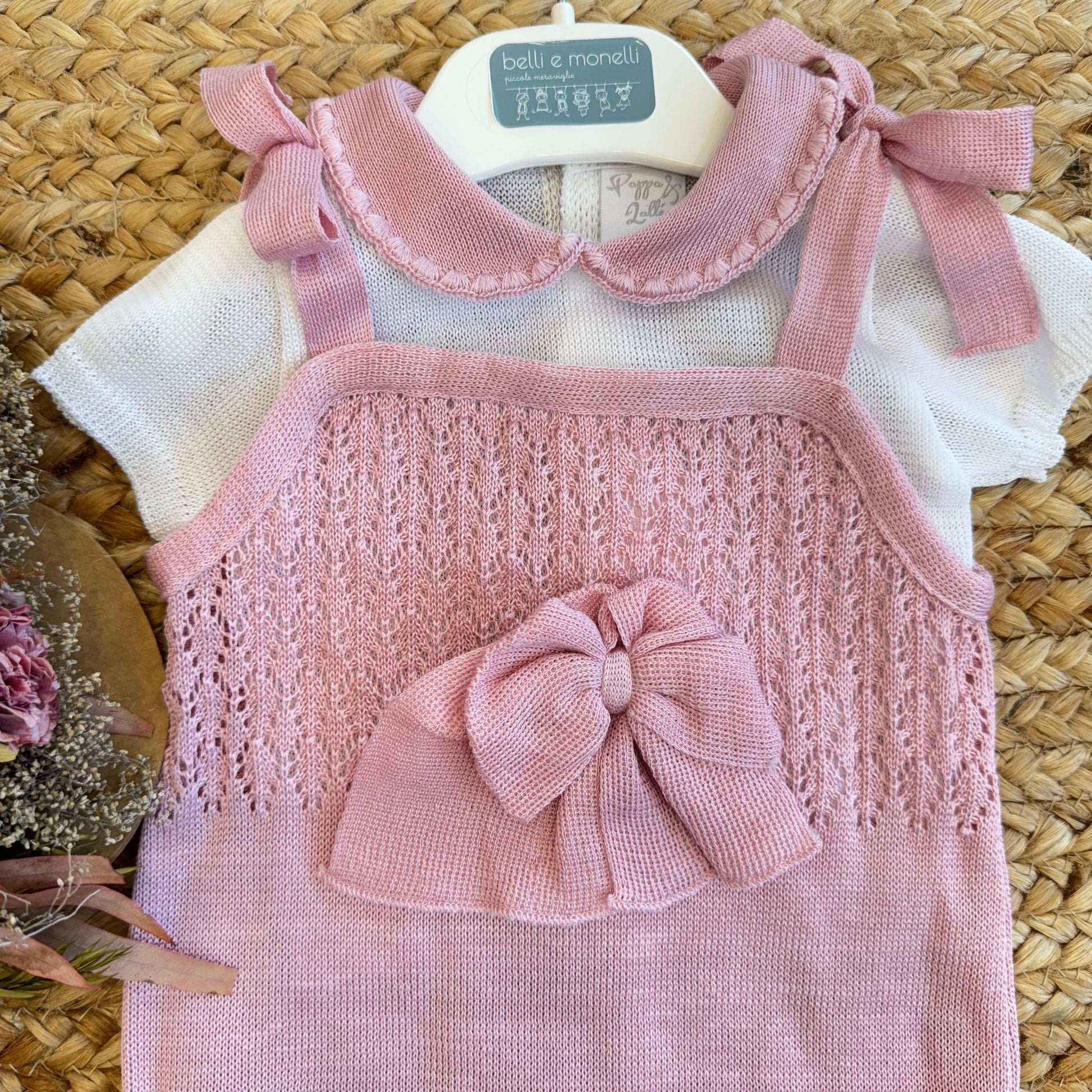 Coordinato nascita neonata rosa con fiocco, salopette in filo e camicina panna