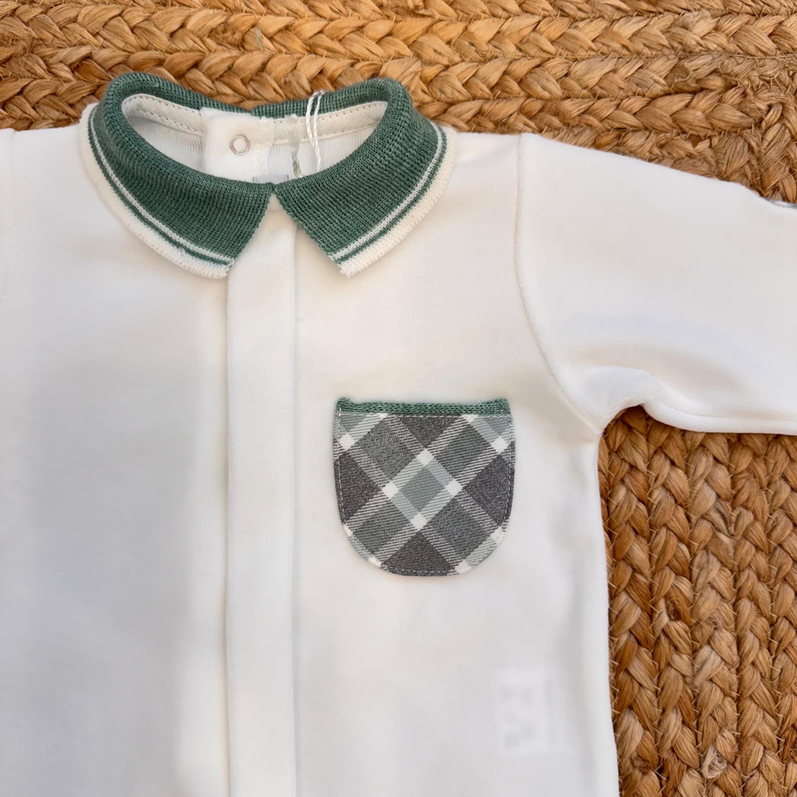 Primo piano colletto verde e taschino scozzese su tutina panna