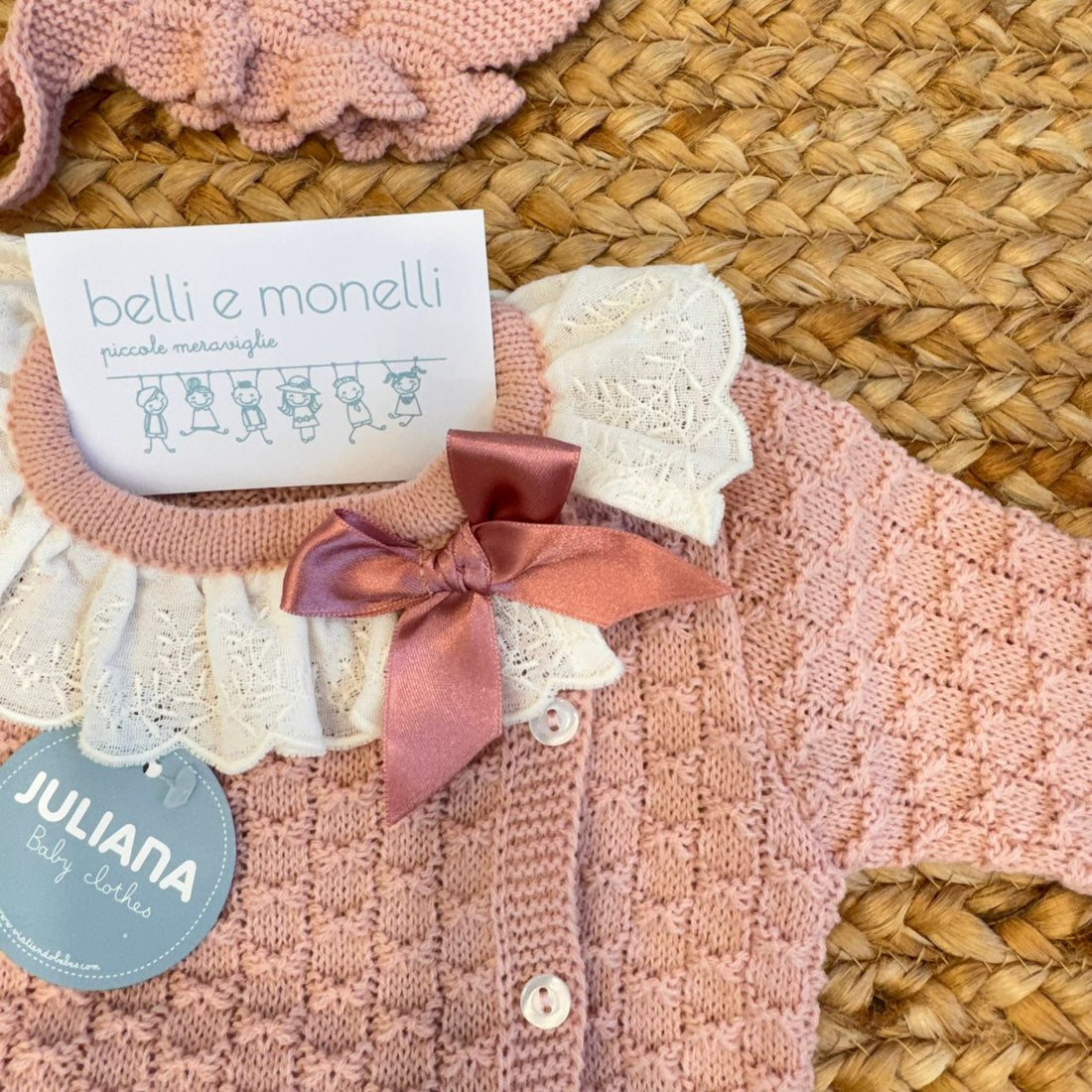 Completo neonata rosa con colletto ricamato e fiocco