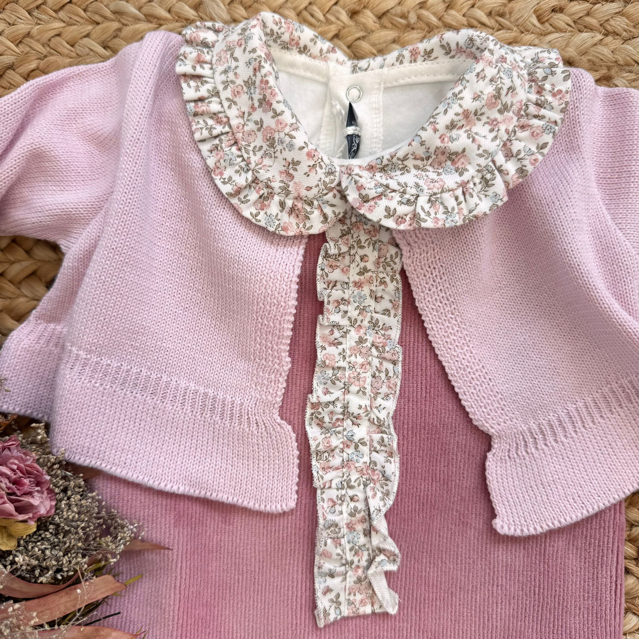 Dettaglio colletto floreale e cardigan rosa del coordinato invernale neonata