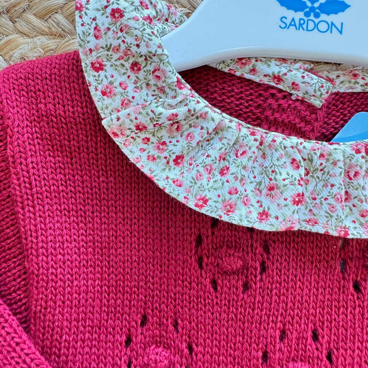 Abito bimba rosso bordeaux floreale con parte superiore in maglia e gonna fantasia