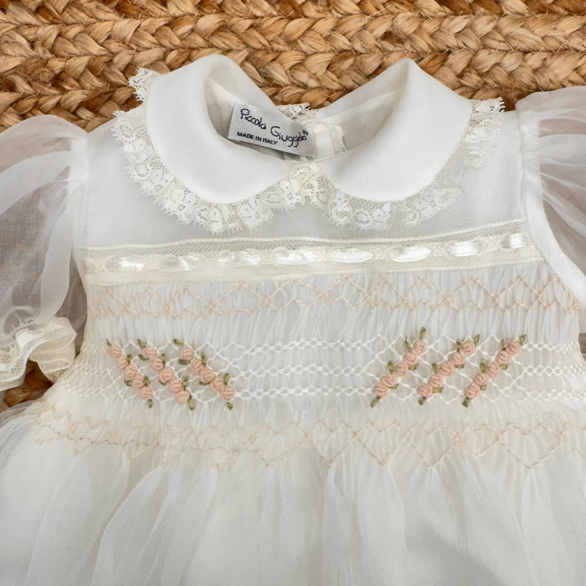 Dettaglio manica in organza con fiocco e rifinitura in pizzo