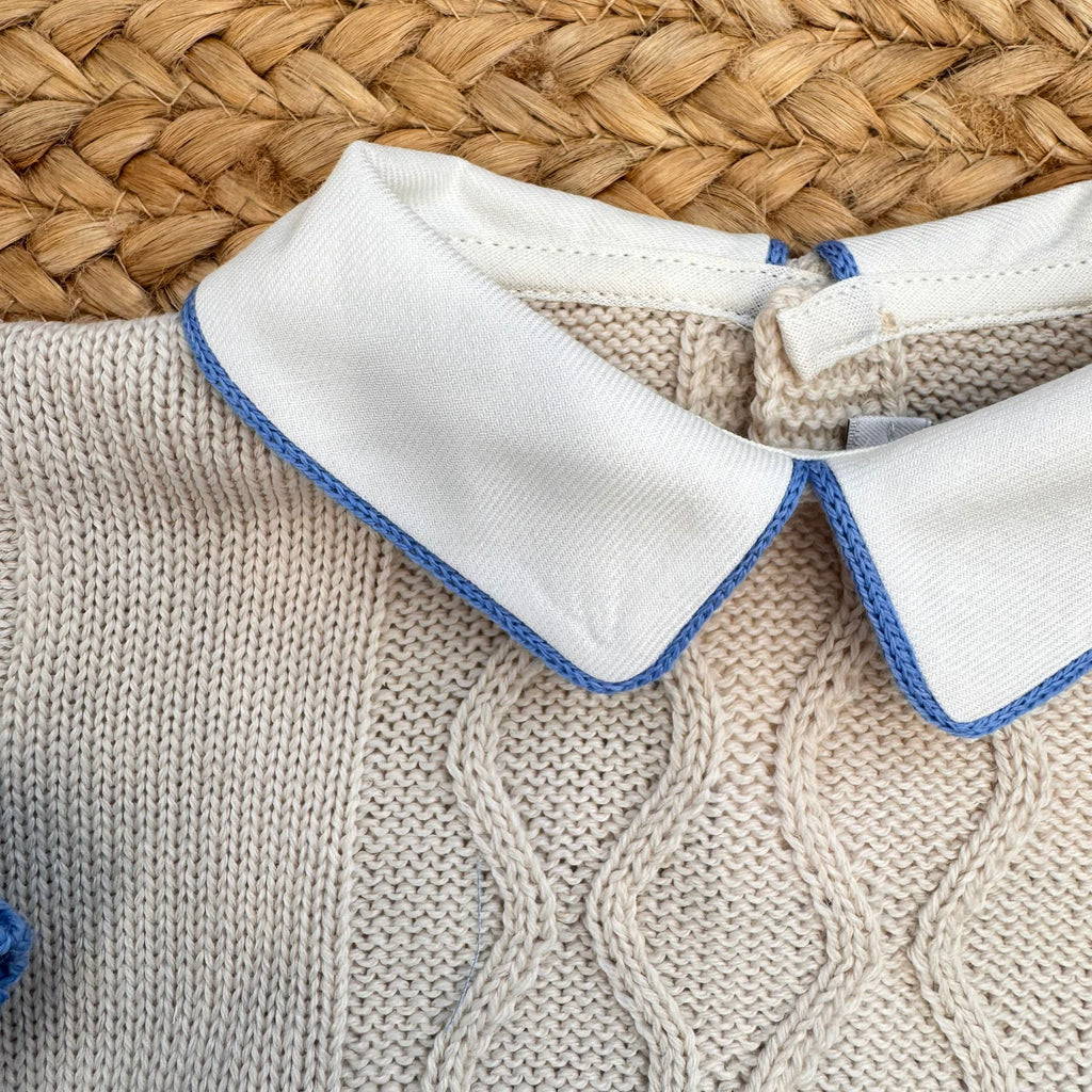 Dettaglio colletto bianco in popeline con profilo azzurro – completino elegante neonato inverno

