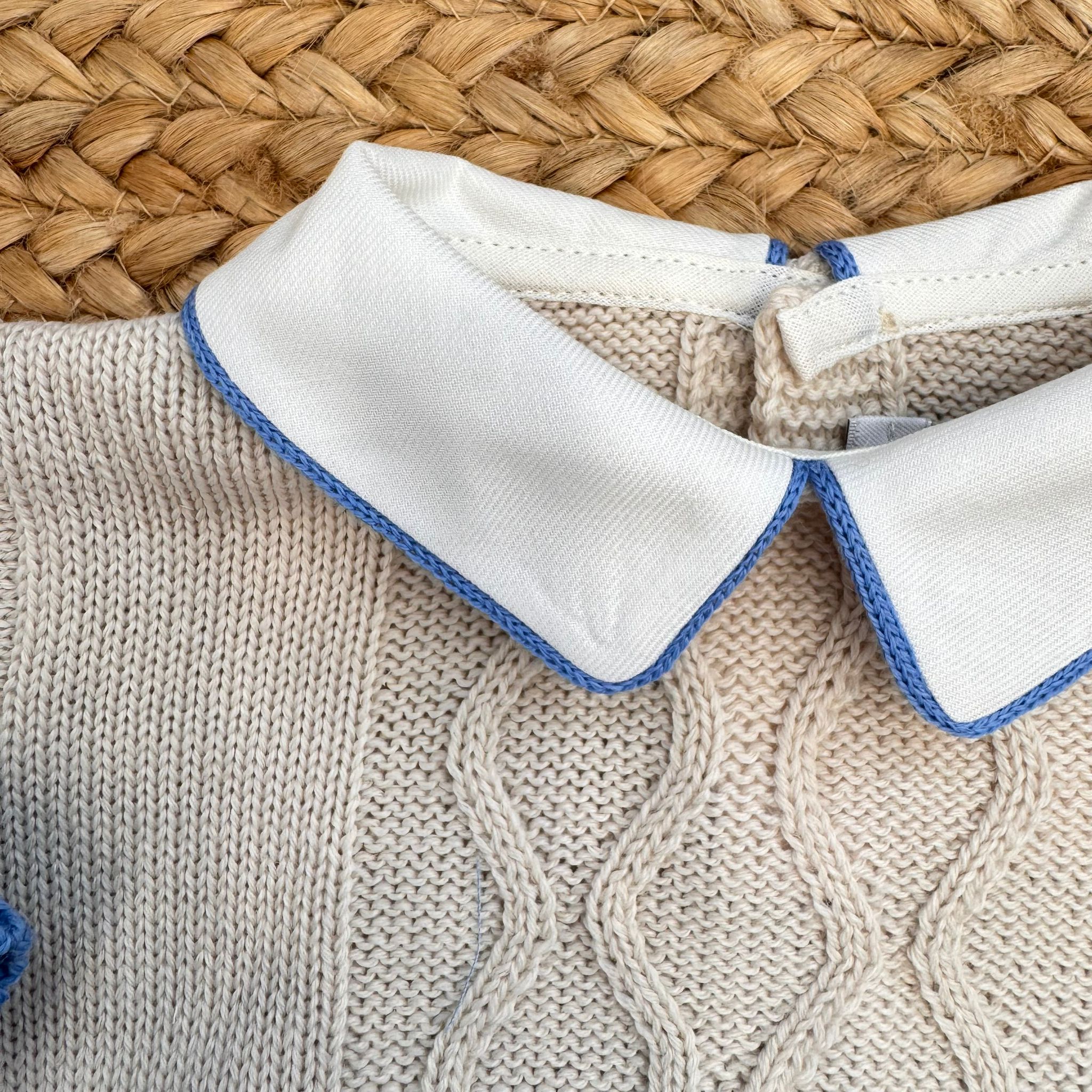 Dettaglio colletto bianco in popeline con profilo azzurro – completino elegante neonato inverno

