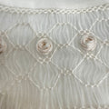 Dettaglio colletto ricamato abito battesimo bimba in organza di seta