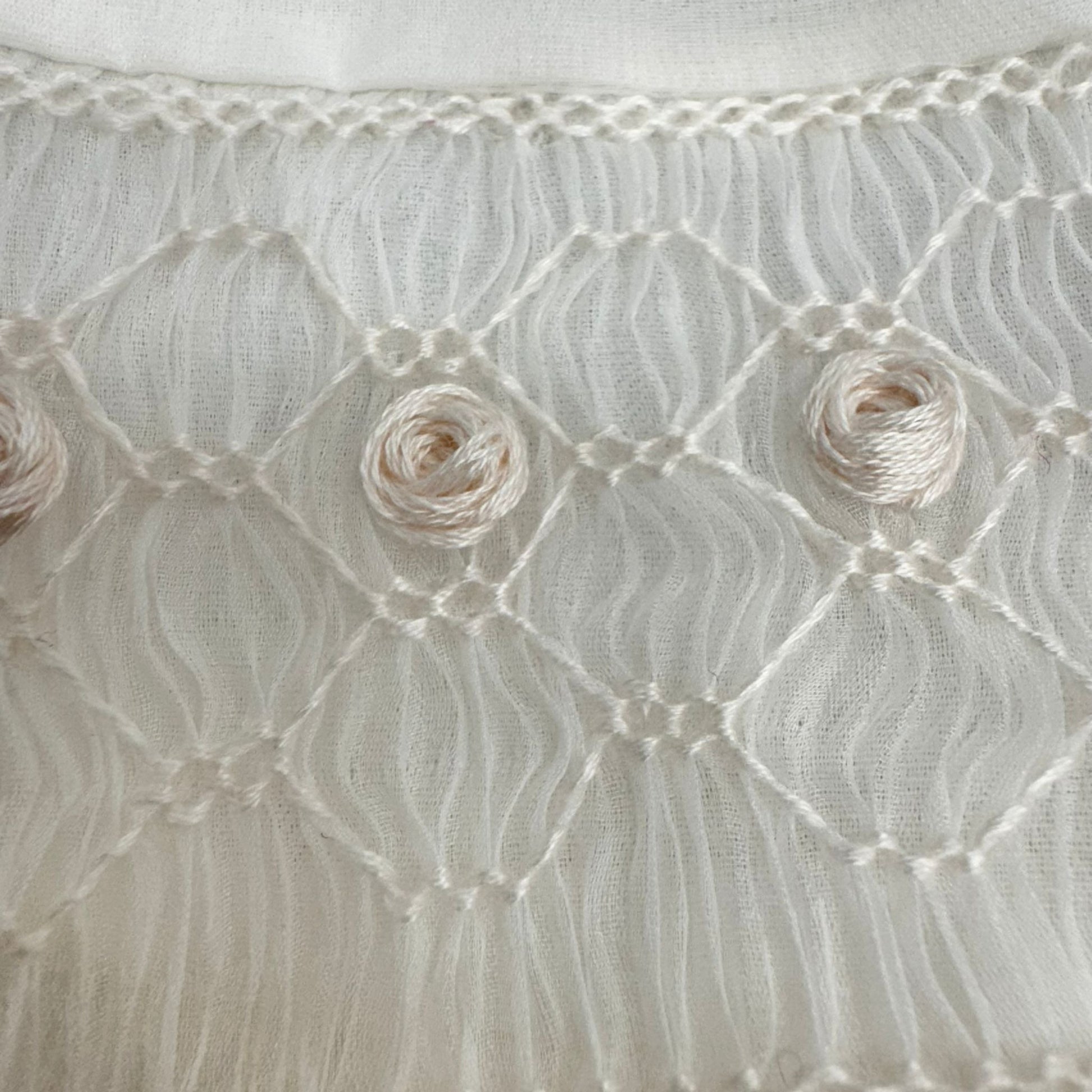 Dettaglio colletto ricamato abito battesimo bimba in organza di seta