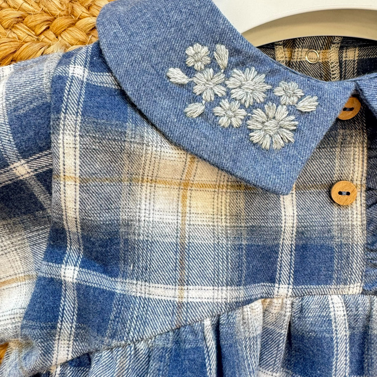 Abito bimba a quadri in cotone con colletto azzurro ricamato