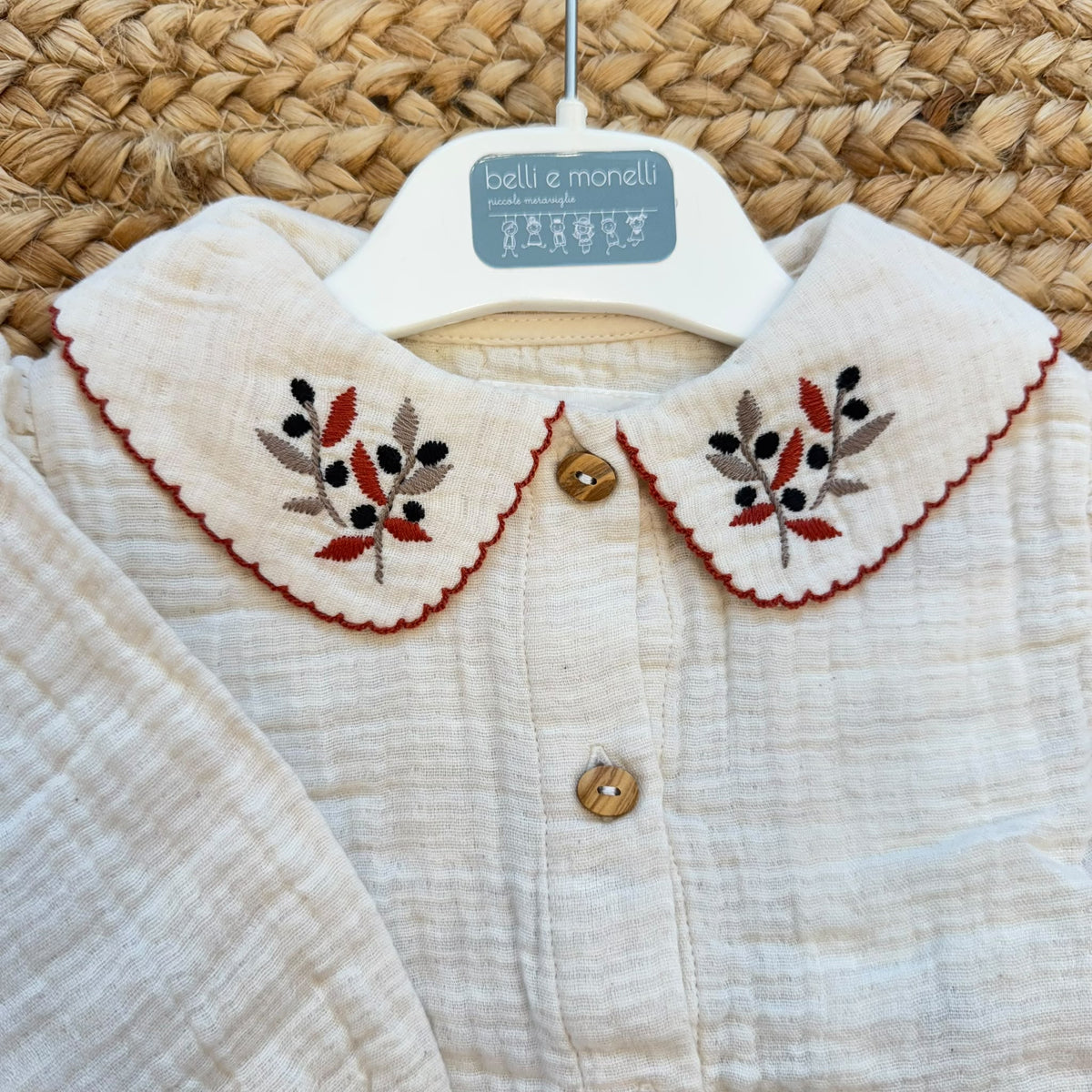 Completo bimba in cotone con blusa panna ricamata e pantalone tortora