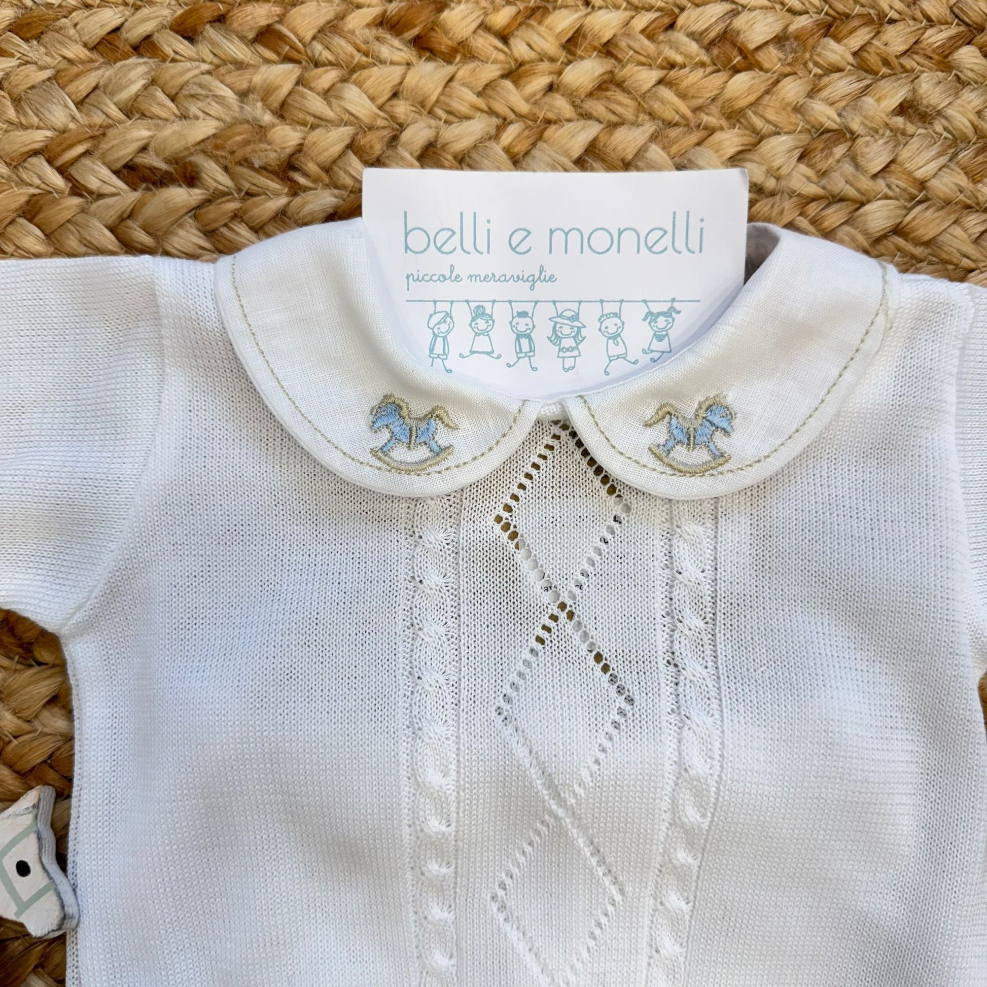 dettaglio colletto ricamato con cavallucci azzurri e beige neonato