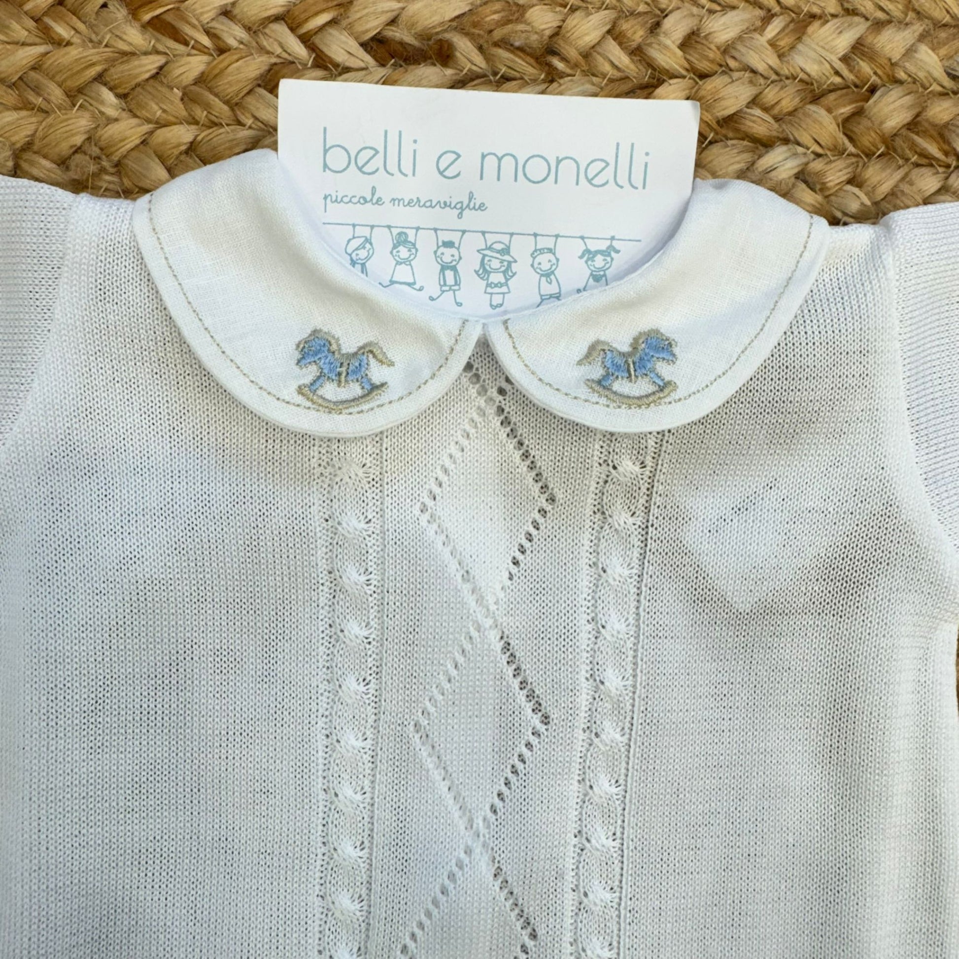 dettaglio colletto con cavallucci ricamati tutina neonato