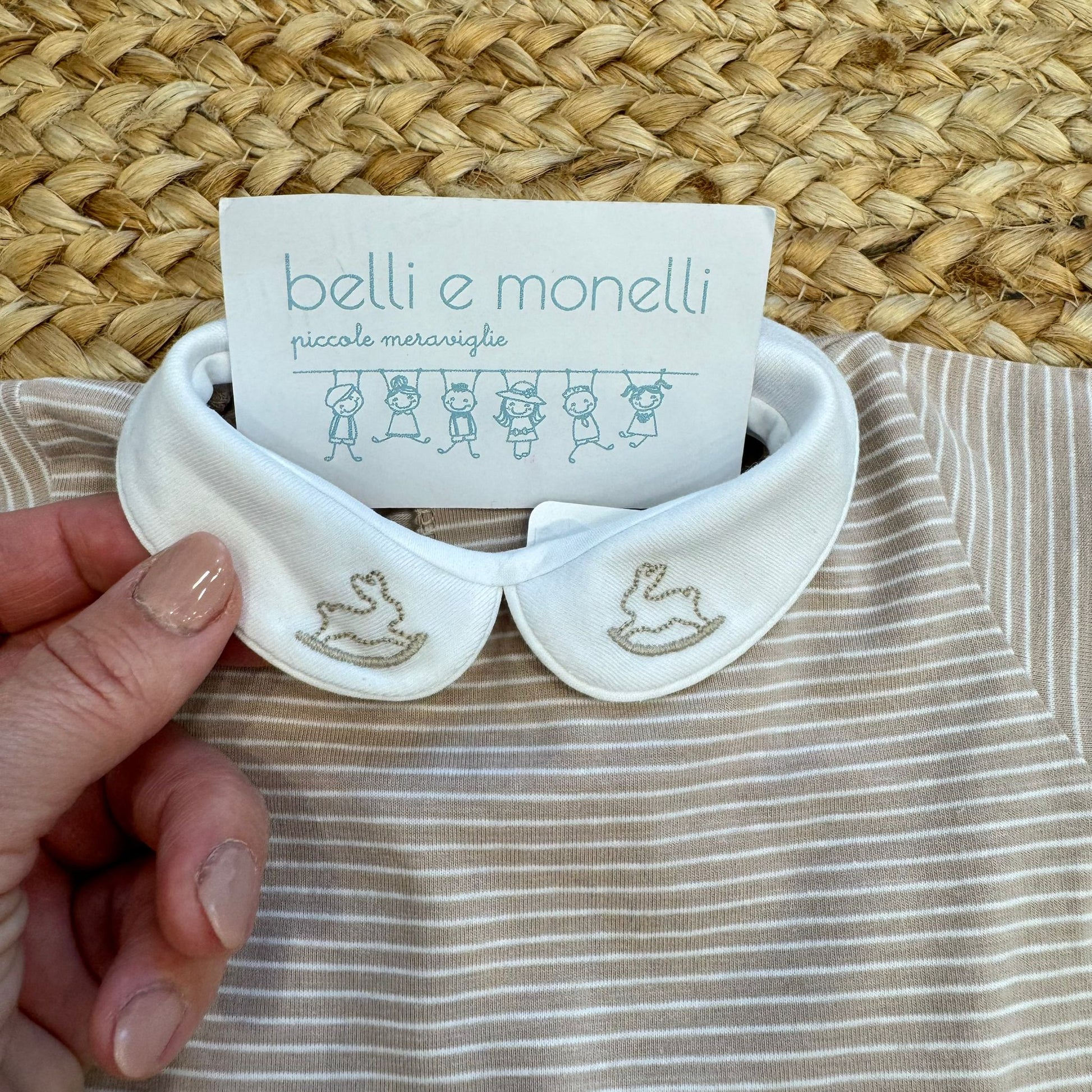 dettaglio colletto bianco con ricamo coniglietti su tutina neonato