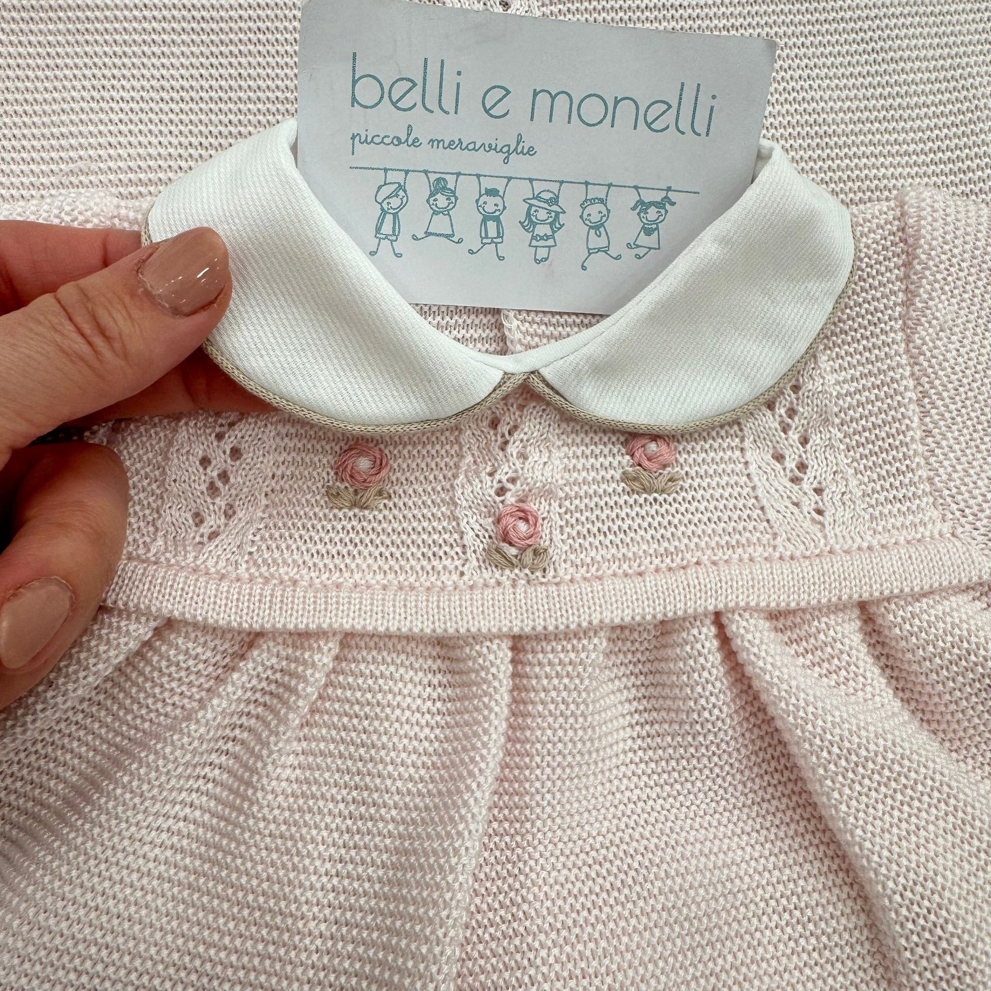 Dettaglio colletto bianco e ricami floreali completo prima nascita neonata