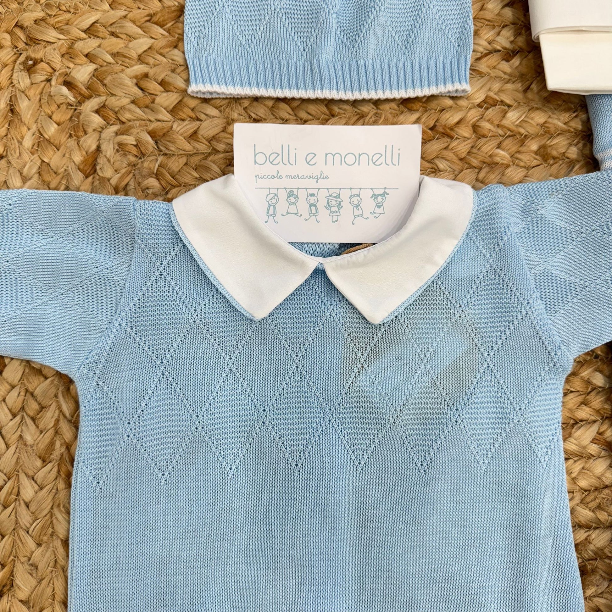 dettaglio piedini con bordo bianco tutina neonato