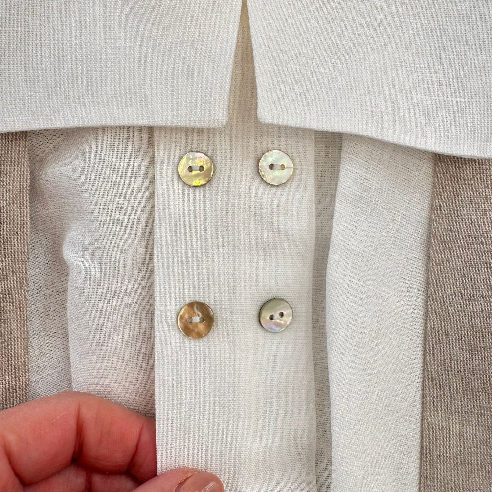Dettaglio colletto squadrato e doppia fila di bottoncini decorativi sulla camicia bimbo