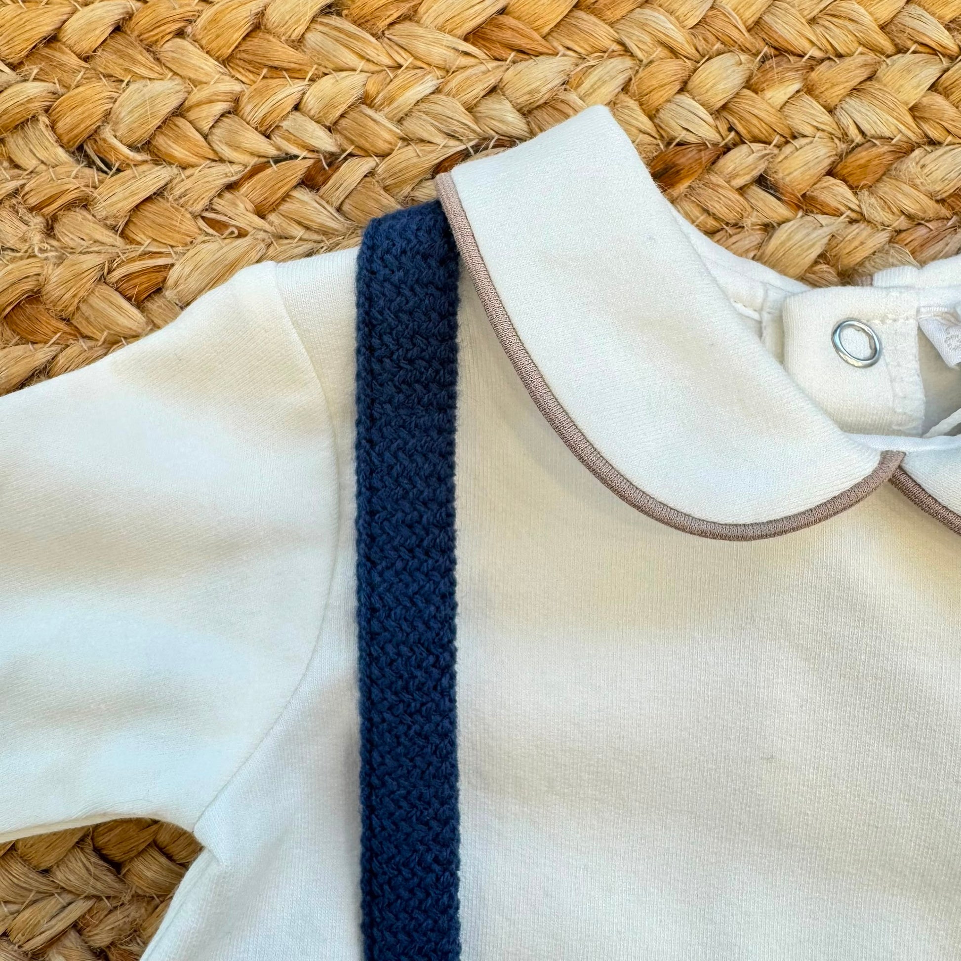 Tutina neonato in caldo cotone panna con salopette beige a quadri e bretelle blu Made in Italy.